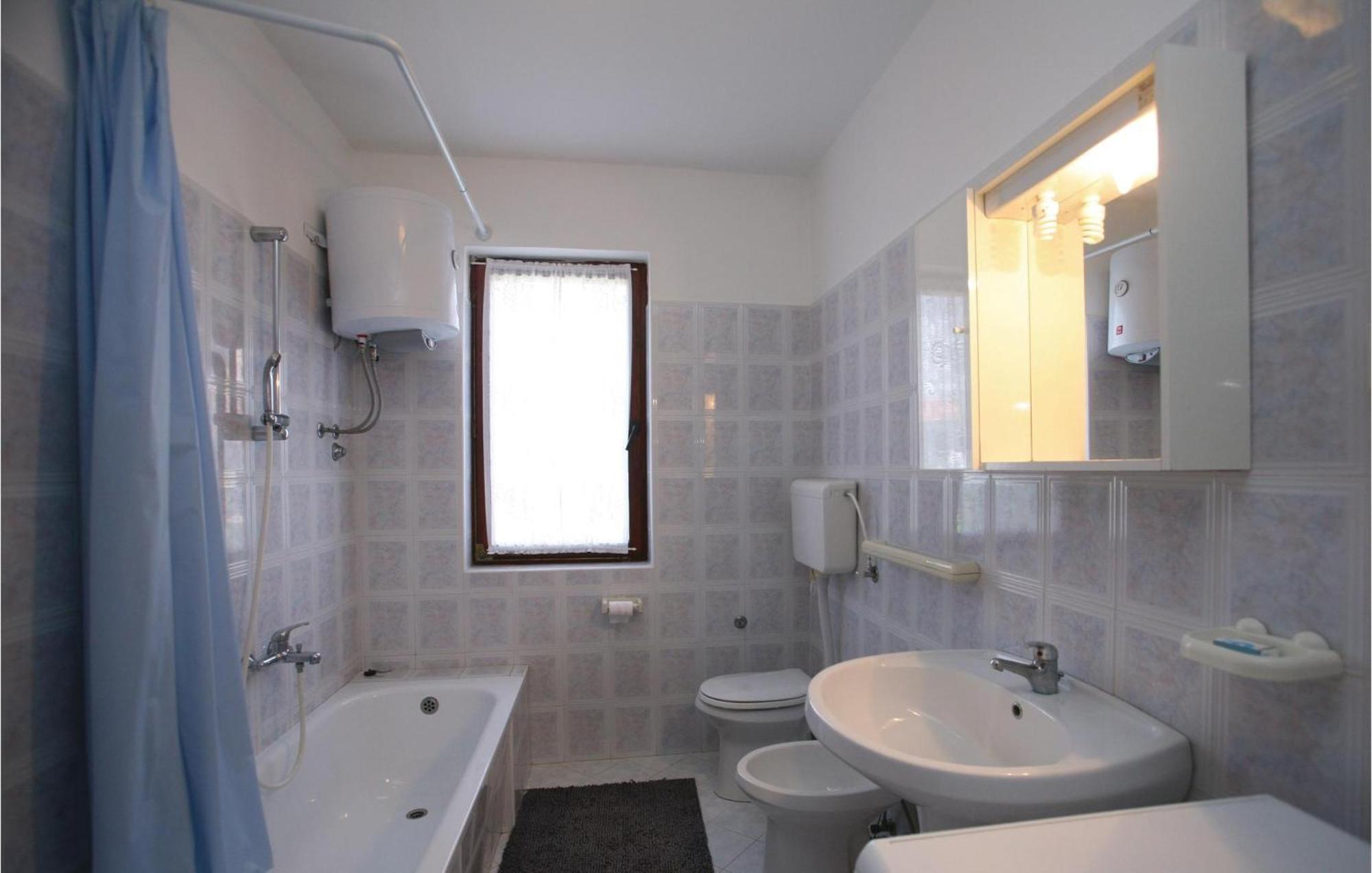 2 Bedroom Gorgeous Apartment In Labin Raša Buitenkant foto