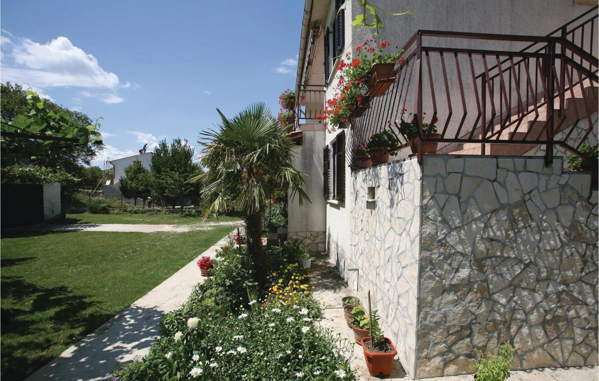 2 Bedroom Gorgeous Apartment In Labin Raša Buitenkant foto