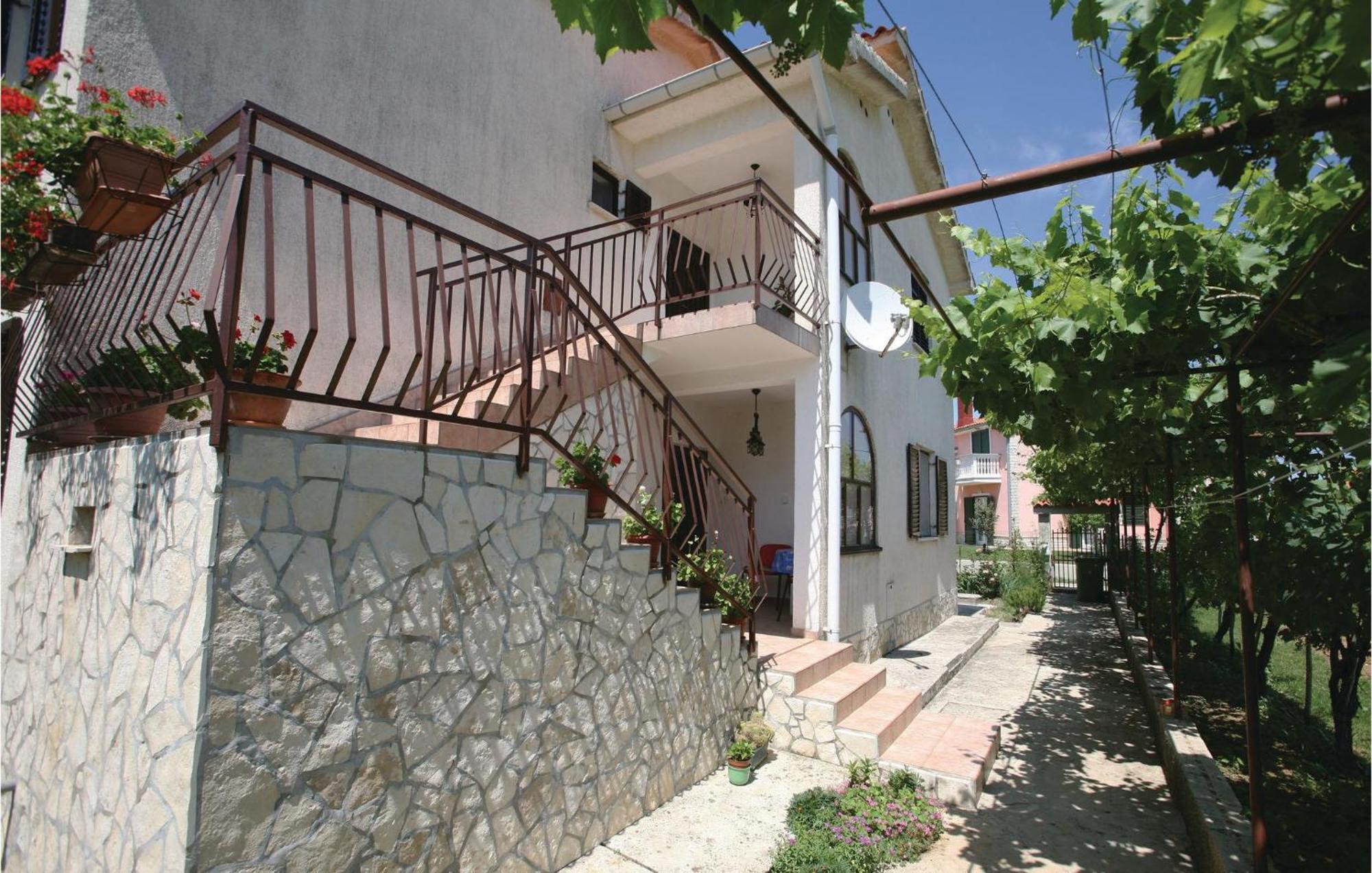 2 Bedroom Gorgeous Apartment In Labin Raša Buitenkant foto